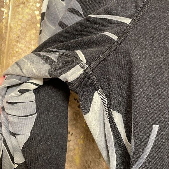 PINK Victoria’s Secret black/gray tropical palm leaf ultimate leggings, size L - Picture 4 of 8